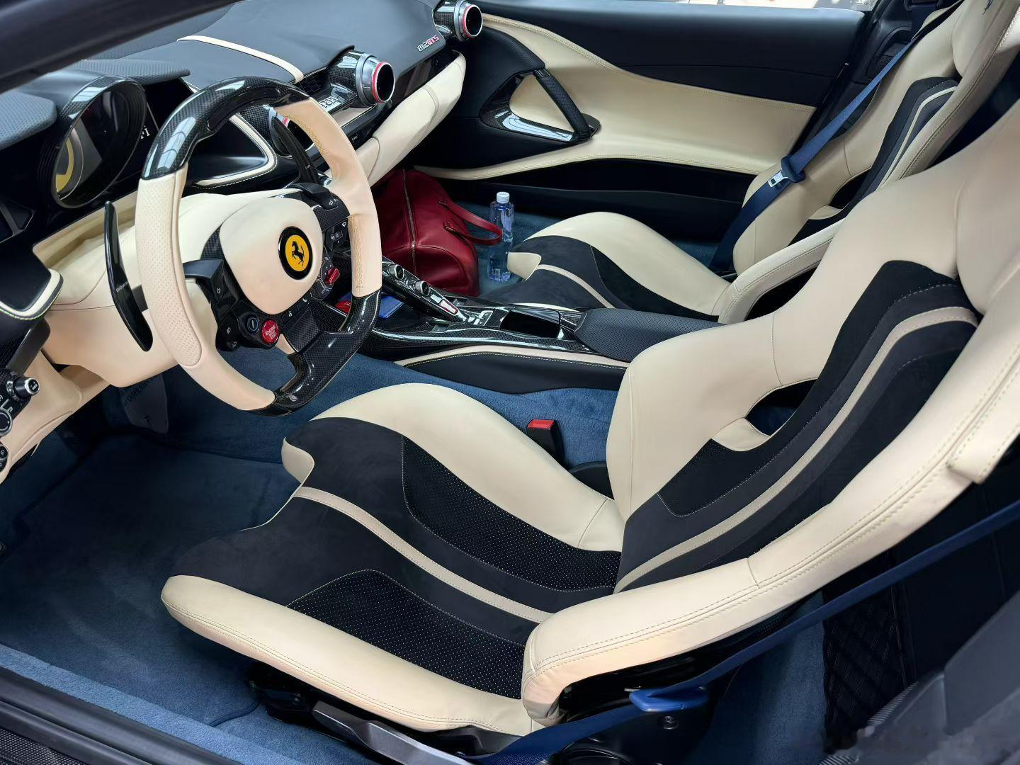 法拉利812GTS，22年上牌10800公里，完美车况，双色内饰，选配赛道座