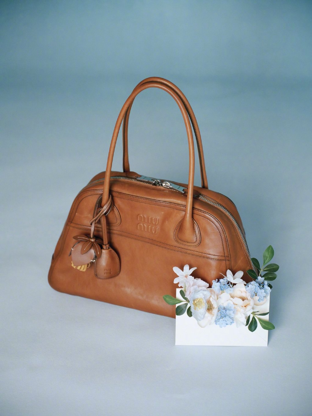 刘浩存inMiuMiu💙🌿👜蓝色连衣裙配Vivant手袋，清新