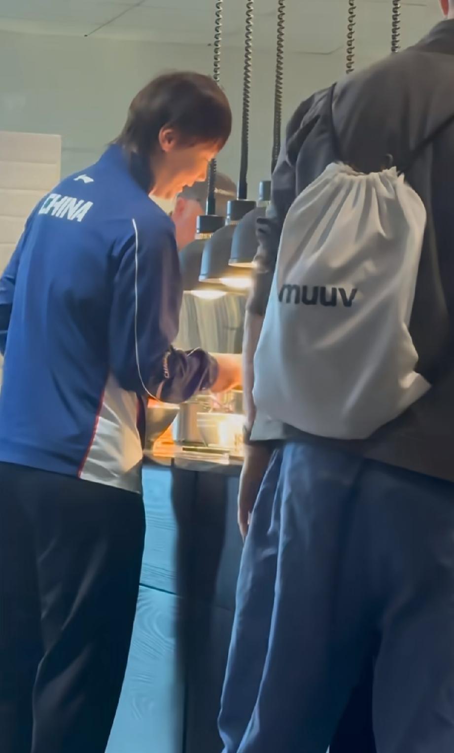 WTT瑞典大满贯期间，王曼昱早餐时间遇到老熟人WTT英文官方解说亚当！两个人在