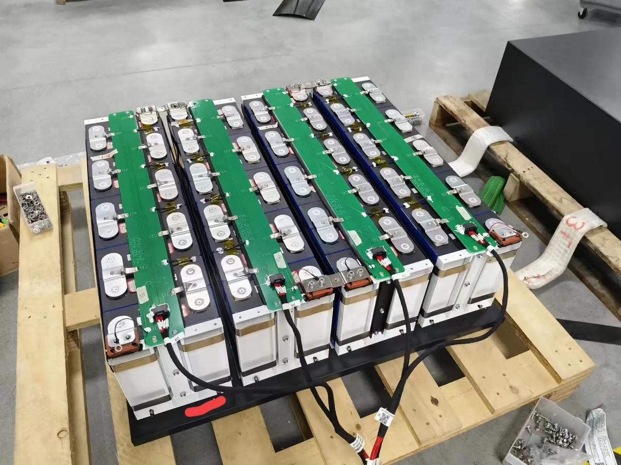 别被电池焦虑坑了！工程师实锤：电动车电池用8年都不用换，3个真相戳破谣言“