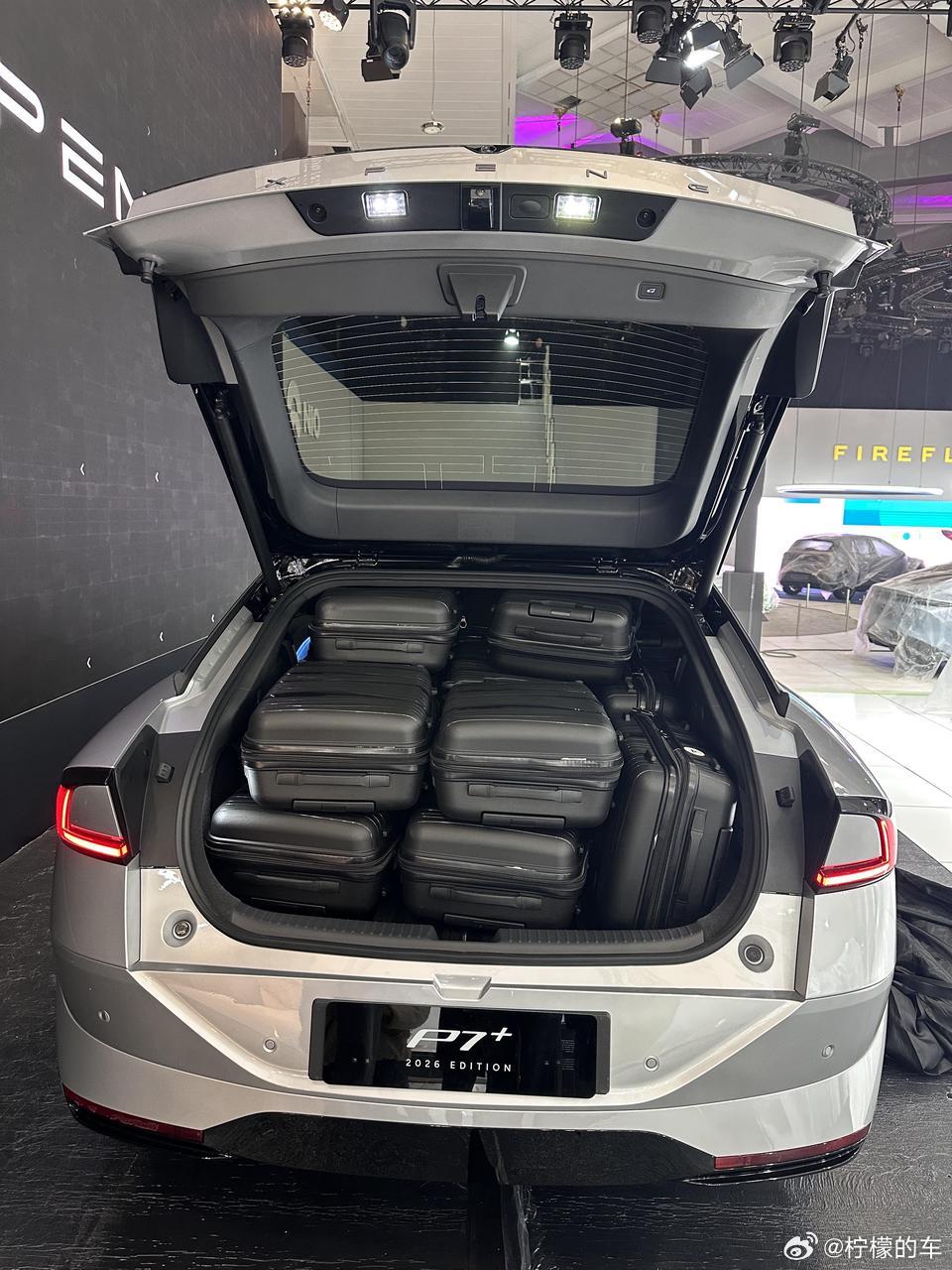 新款小鹏P7+有着同级领先的88%得房率，以及725L的后备厢基础容积，很可惜没