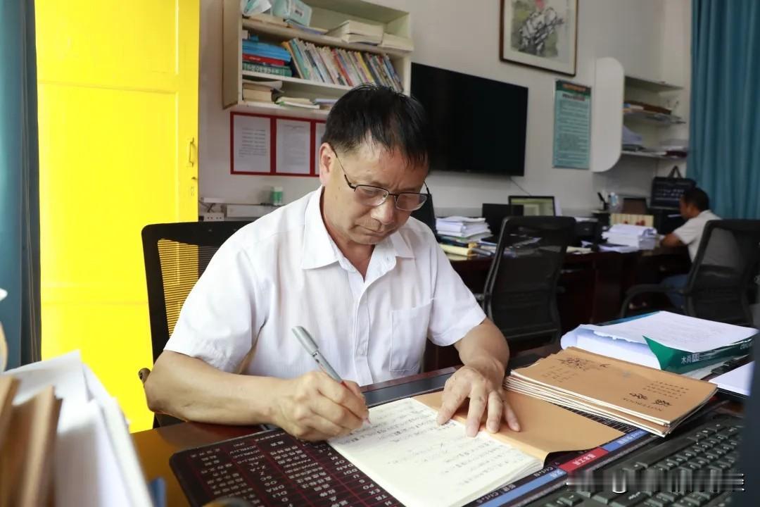 要是能回到年轻时，我怕是真会咬咬牙，把这份教师编给辞了这话听着或许有点泄气