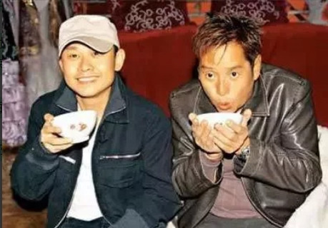 2004年，刀郎的爆火，引起了张艺谋的注意，张艺谋邀请刀郎为《十面埋伏》献唱，可
