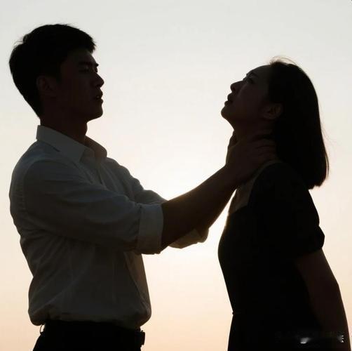 “自古J情出人命！”广东东莞，一男子发现妻子不忠，他先吵闹，一看不行，又求和好