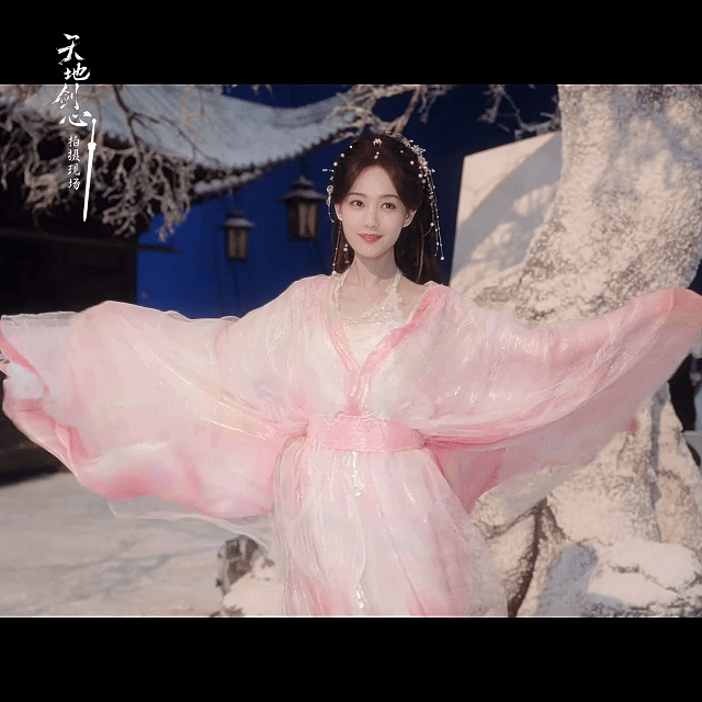 李一桐没站稳但美商很稳李一桐完全是在雪地里玩耍的小仙子啊，这个美貌真的是毋庸置疑