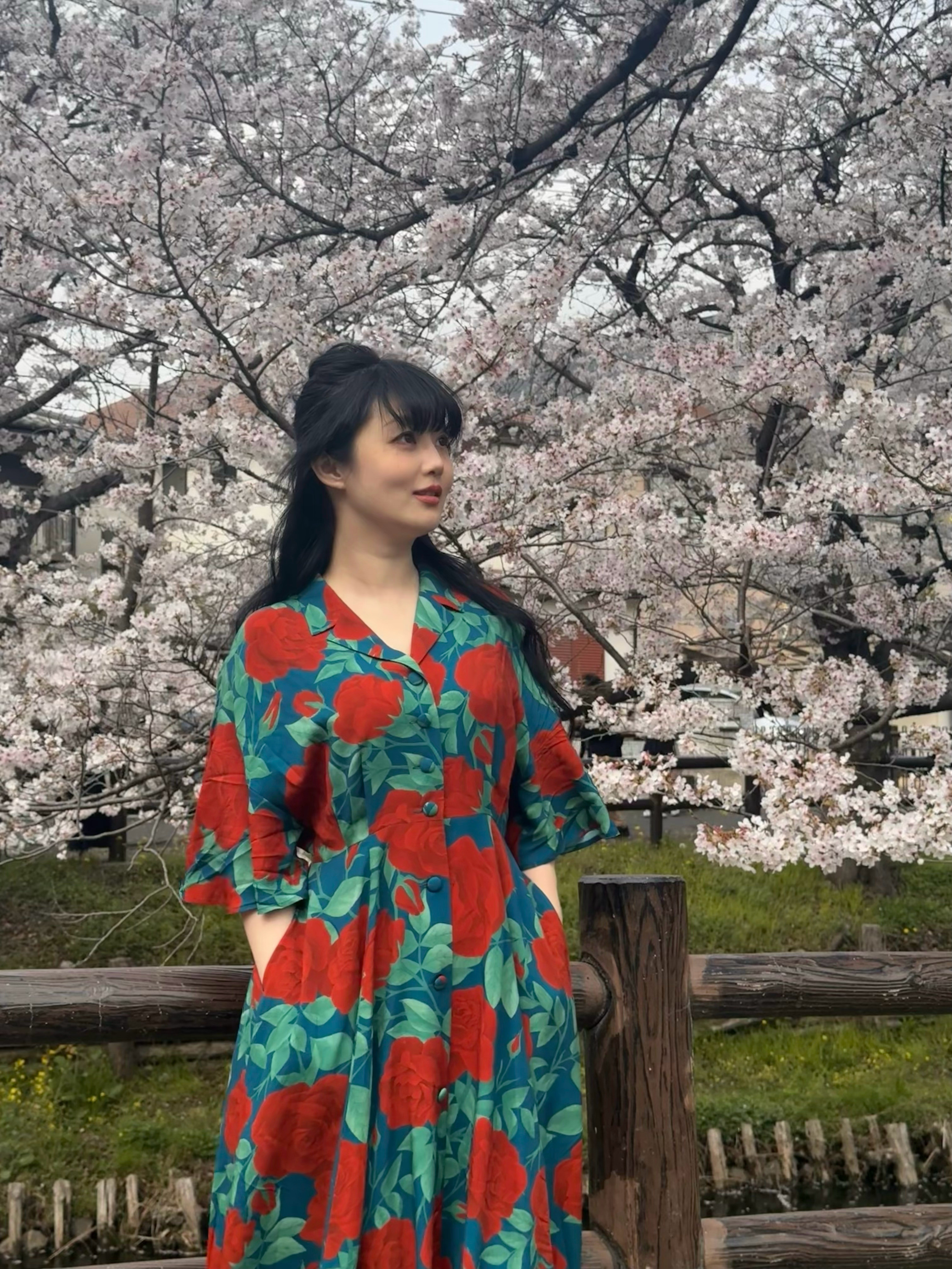 滑雪我躲重心，拍照我躲镜头。横批：偷感很重。