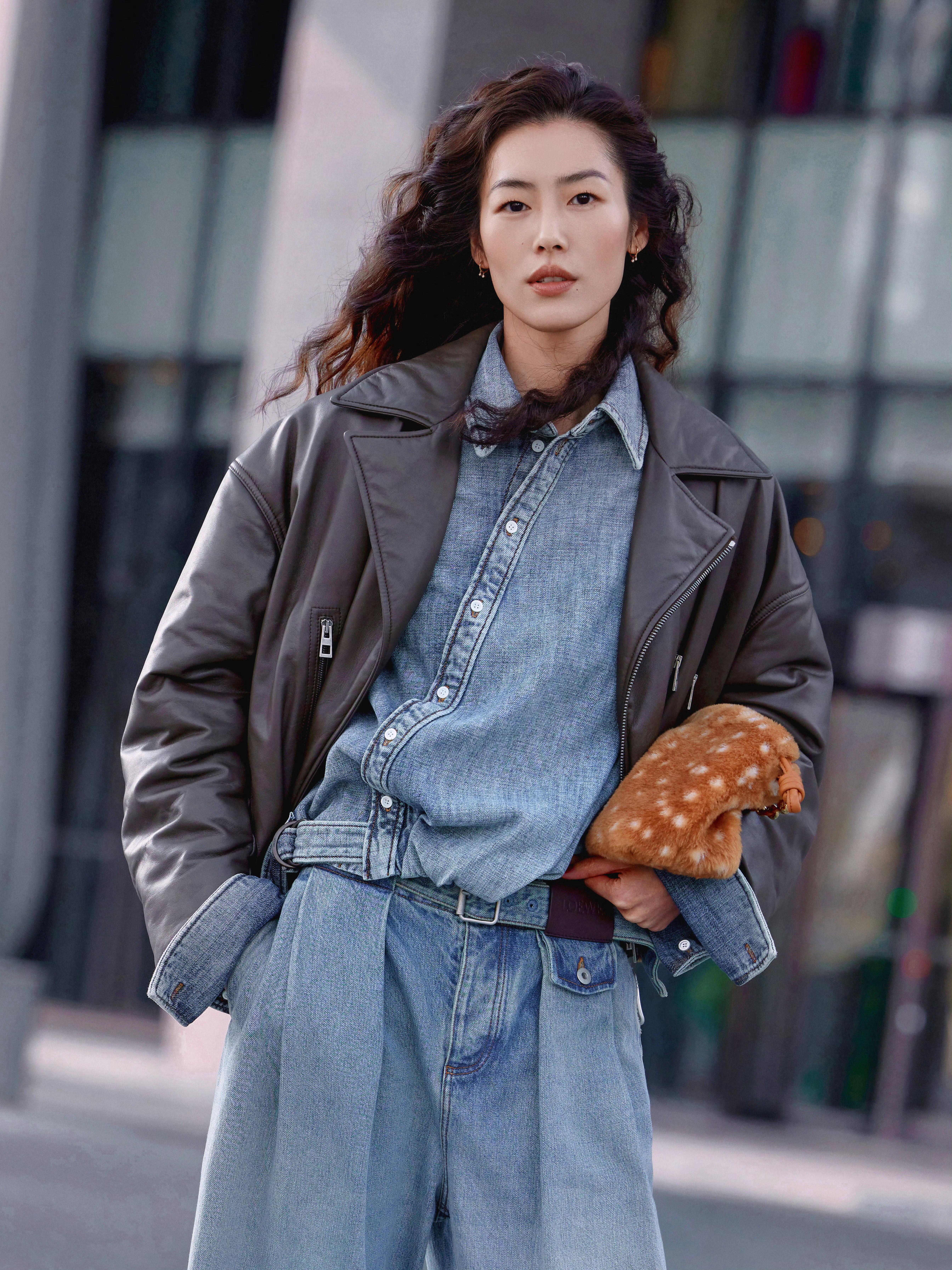 酷飒美丽的爆炸卷女郎——刘雯的一组冬日街拍，皮衣、牛仔套装、包包、鞋全部出自L