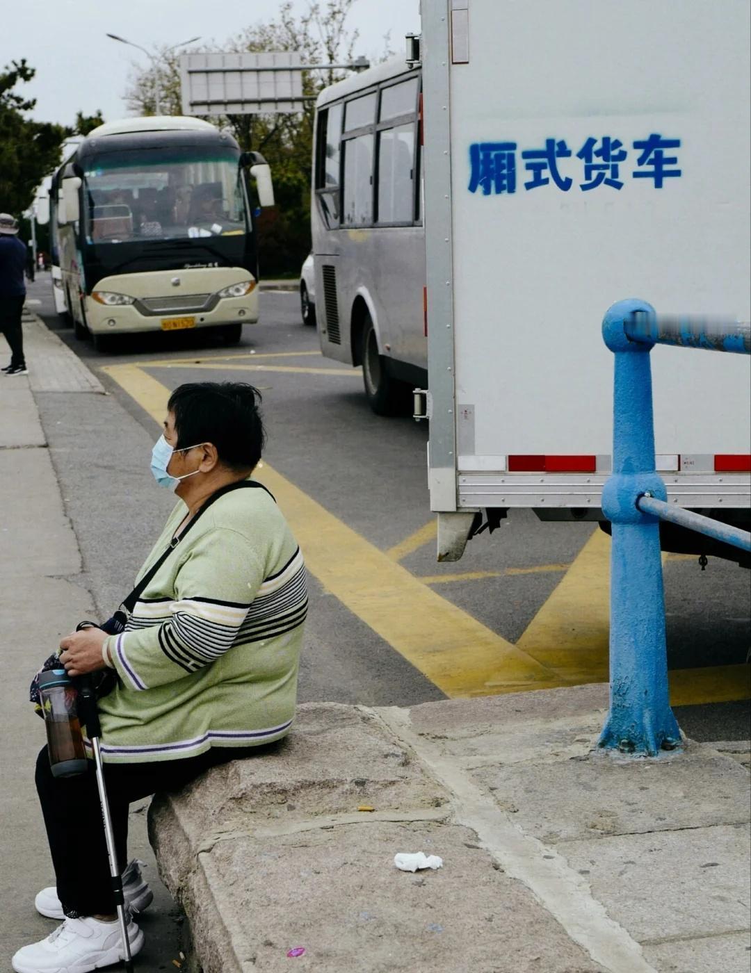 额...别再鼓吹老年人有钱了最近刷到一个热帖，说