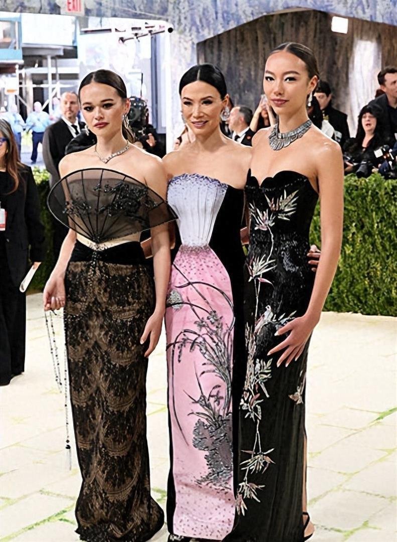 57岁邓文迪带俩混血女儿闪耀Metgala！穿刺绣花瓶裙太美了，好嫩
