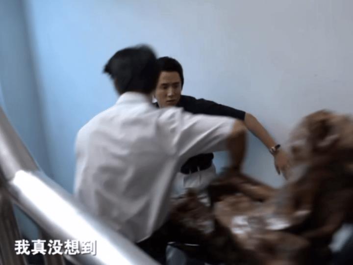 《淬火年代》32集预告，柳钧接到远在国外的沈嘉丽打来电话电话那头沈嘉丽哭诉着问