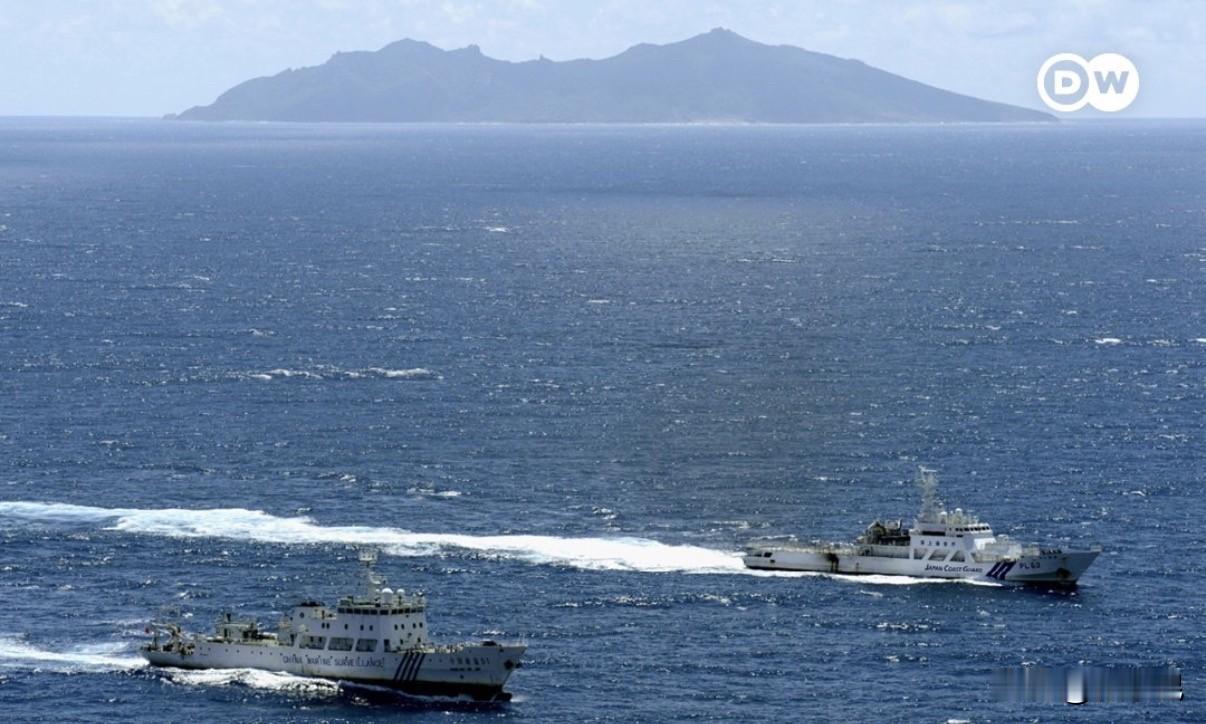 德国之声今天报道：“周二（7月7日），日本和中国的海警船只在争议岛屿附近发生对峙