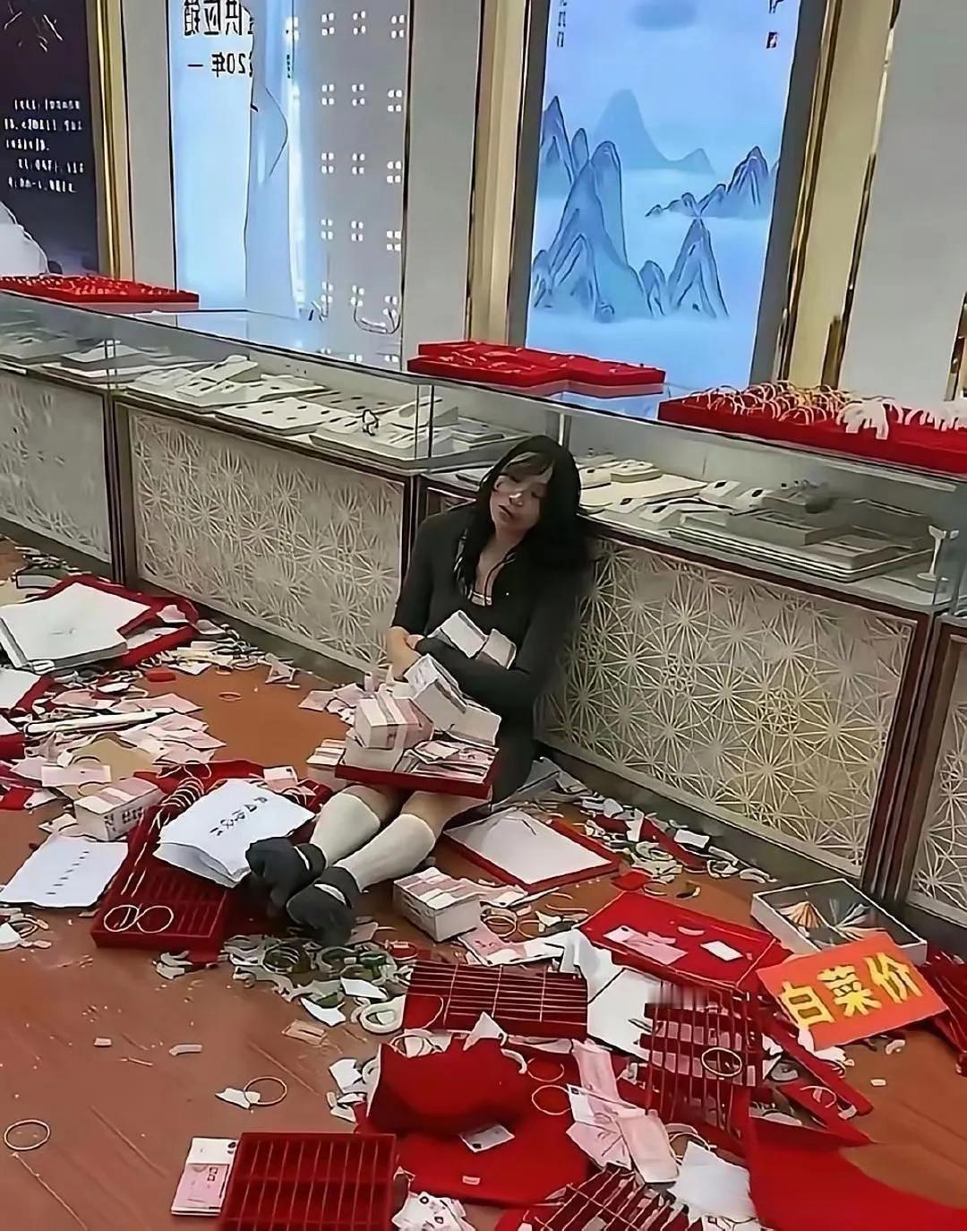 这是啥情况？两口子打架了吗？