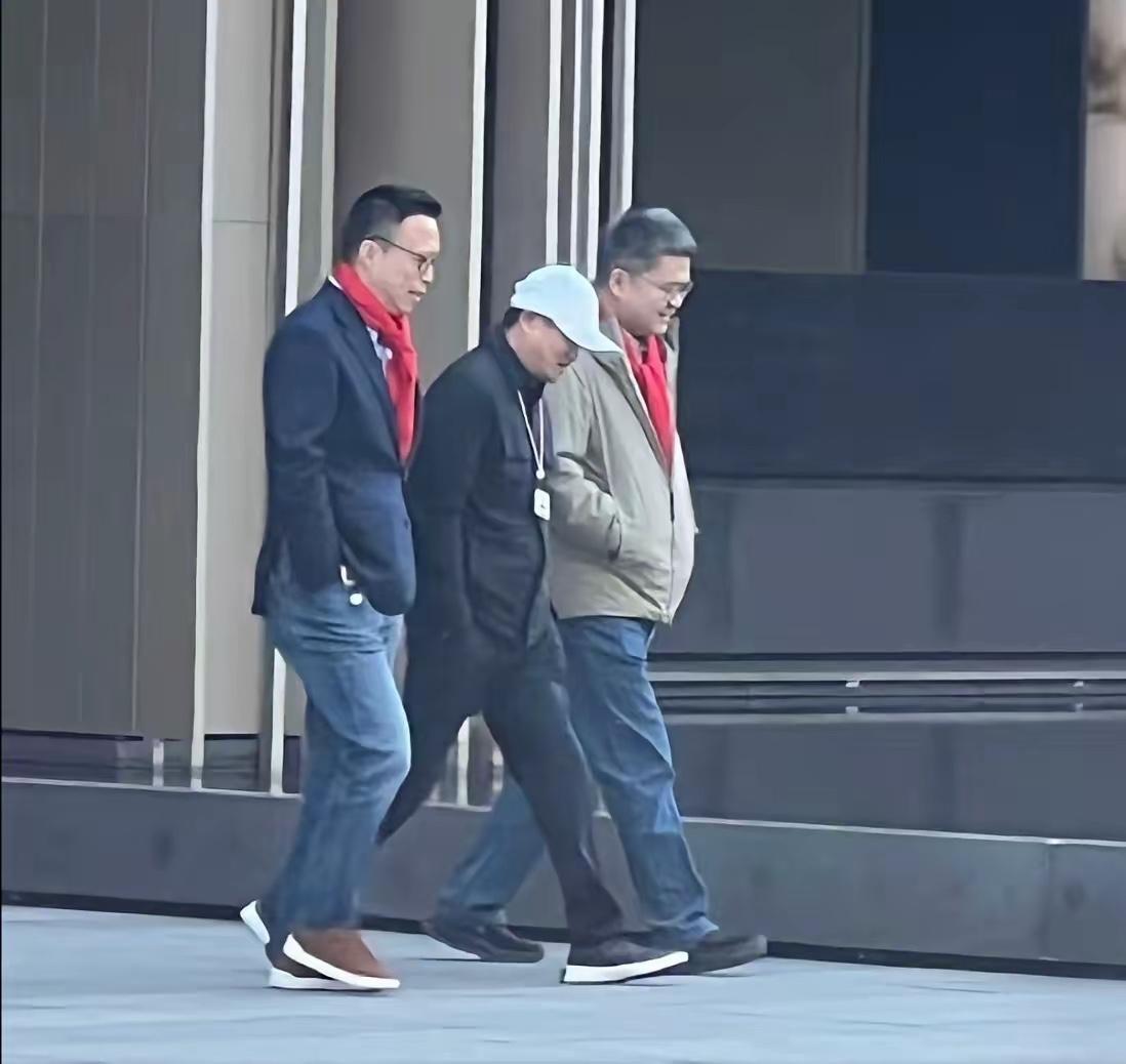 马云现身蚂蚁园区！​11月18日，马云出现在了蚂蚁园区。左边是蚂蚁集团董事长井