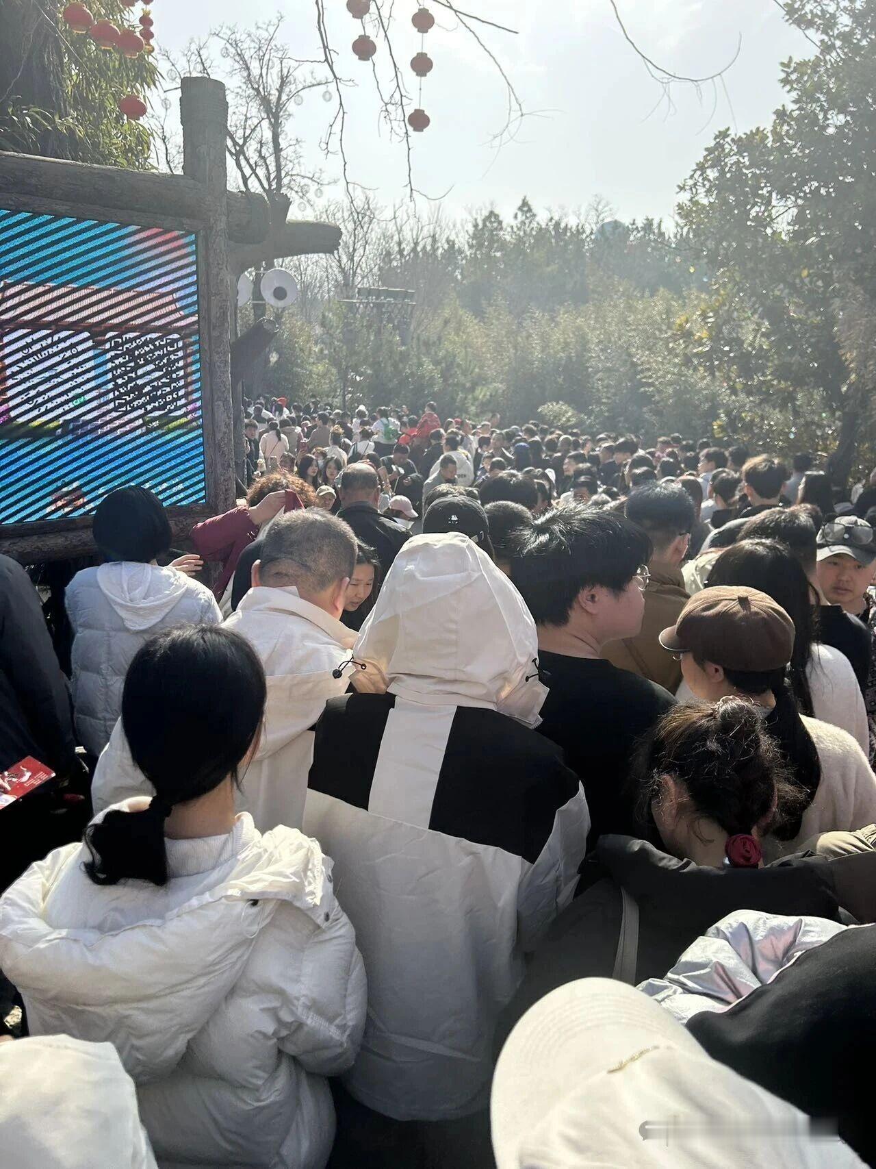 人海1没有经历过春节期间的旅游景点，就很难深刻理解到什么叫做人海，前几天去了