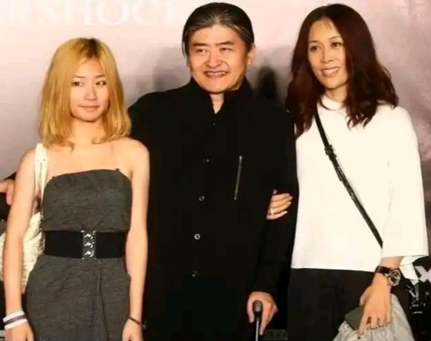 这是2013年刘欢带着女儿刘熠思与师妹那英一起参加活动拍下的合影，50岁的刘欢左