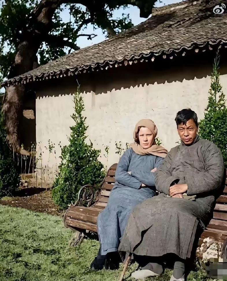 这张老照片留住了蒋经国夫妇年轻时期真实的模样，拍摄于1939年的浙江。彼时蒋