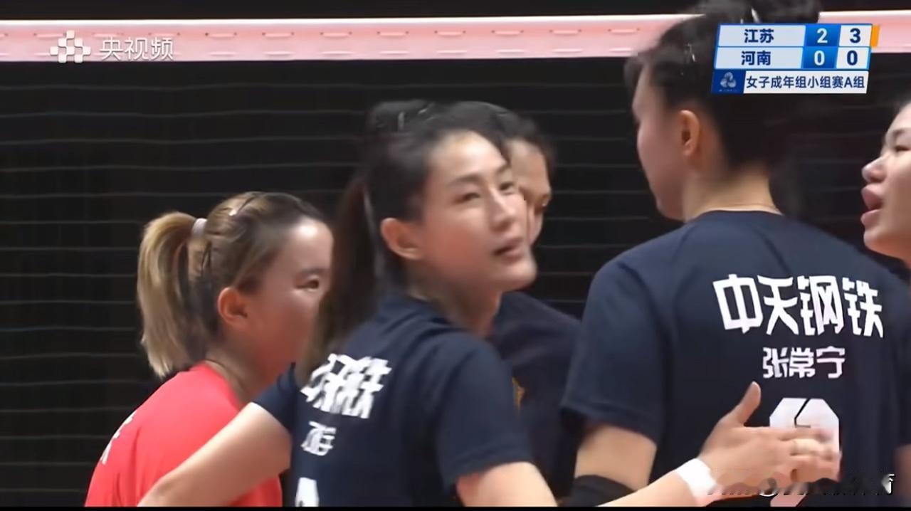 江苏女排已经露出冠军相了！河南女排想拿国家队练手，就是搬起石头砸自己的脚啊，打江