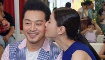 有一天，沙溢给胡可打电话：“老婆，李咏哥卖给我一个打火机，要80000块，我身上