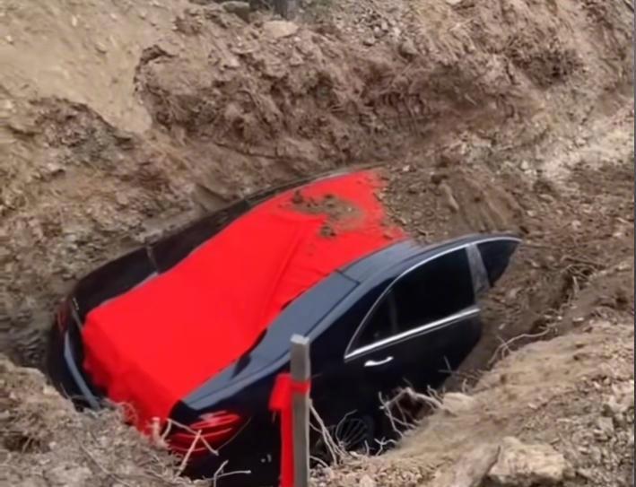 【律师分析辽阳奔驰车陪葬事件：非单纯处置私产，触碰法律红线】4月10日，辽阳市弓