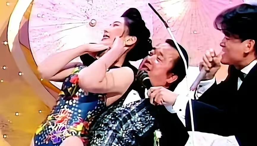 1995年，一个22岁女孩，当着全港观众的面，指着曾志伟的鼻子骂：“你又矮又胖又