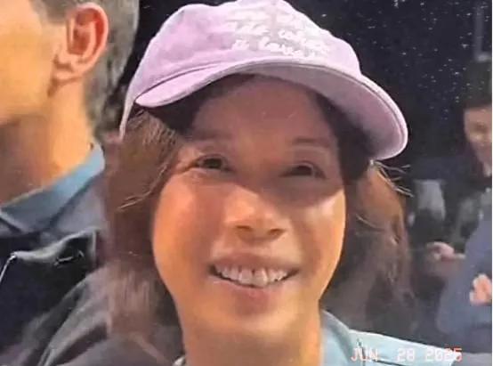 55岁的莫文蔚怎么老成了这个样子？曾经的她肤白貌美大长腿。近日有网友拍到她的素颜
