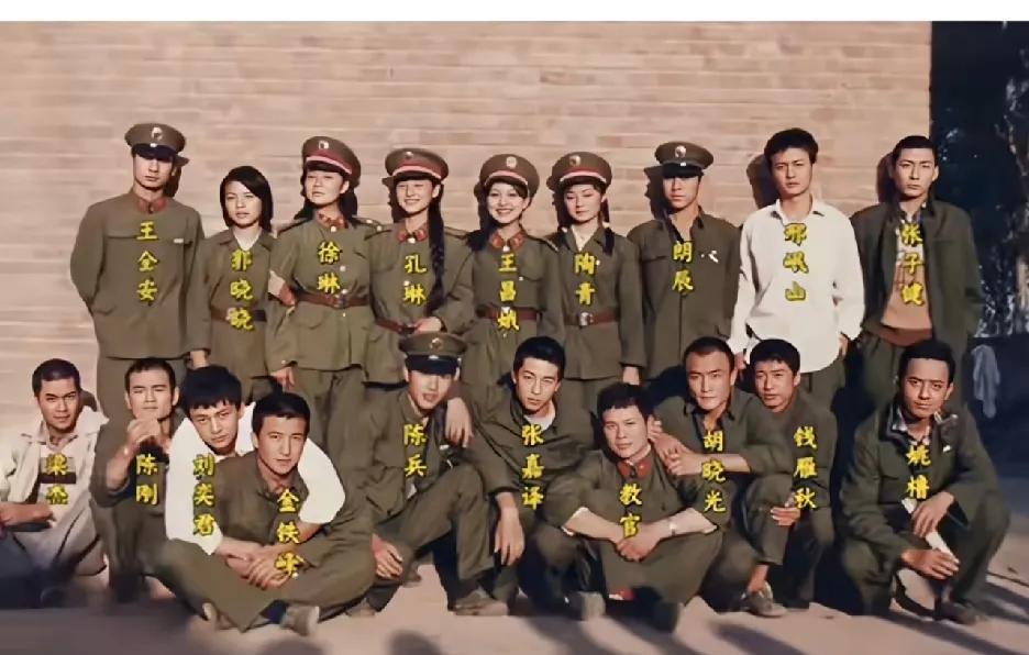 87级的一张合影，知道是哪个学校了吧？拍摄于1989年！