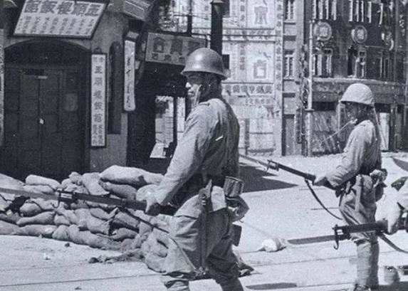 1943年，一铜匠被鬼子抓去搬弹药，他趁鬼子没盯着，扛着弹药箱悄悄闪进一