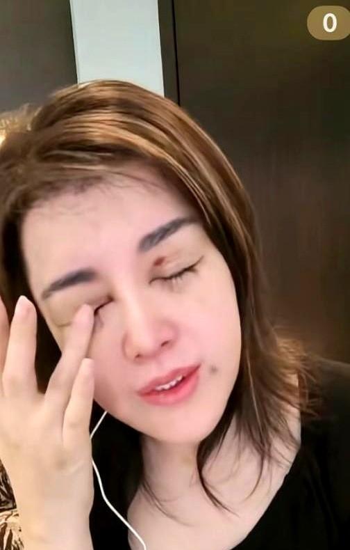 于文红直播亲口承认，和小鲜肉罗兰多的十几年情分，已经“用完”了。这俩字，比刀子