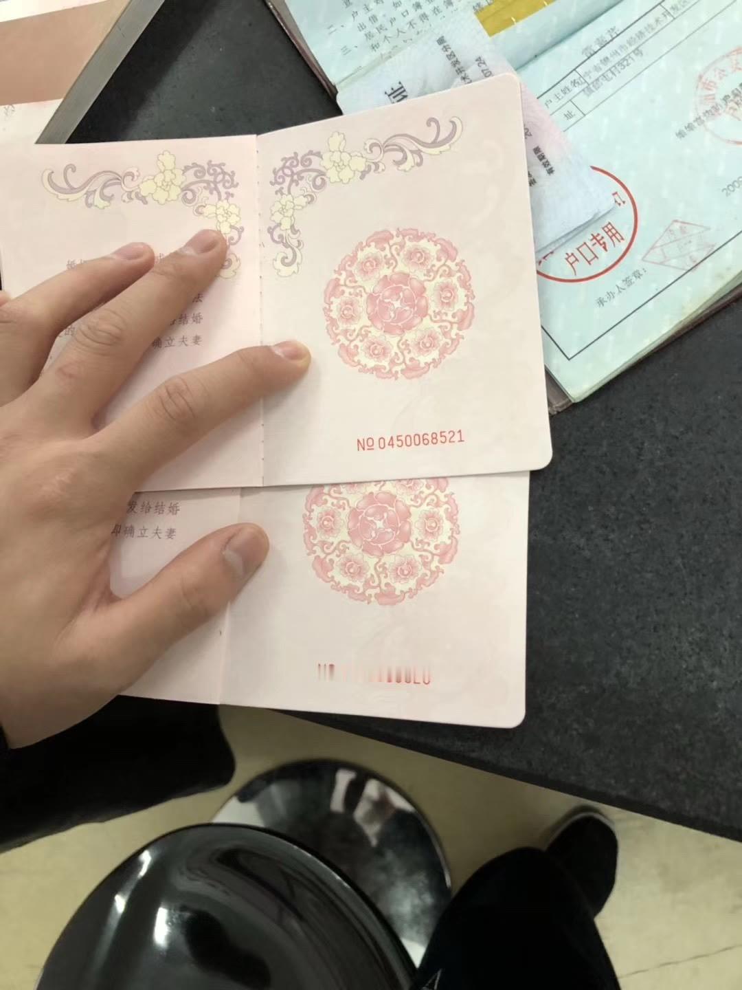 巴扎黑发文请大家刀下留情，不要再攻击小冠军了，是放下，不是放倒！本来是你夫妻两口