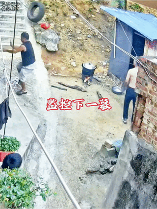 两名男子正在聊天说话。突然从旁边山坡公路上滚落下一个大轮胎！吓得两人赶紧躲闪
