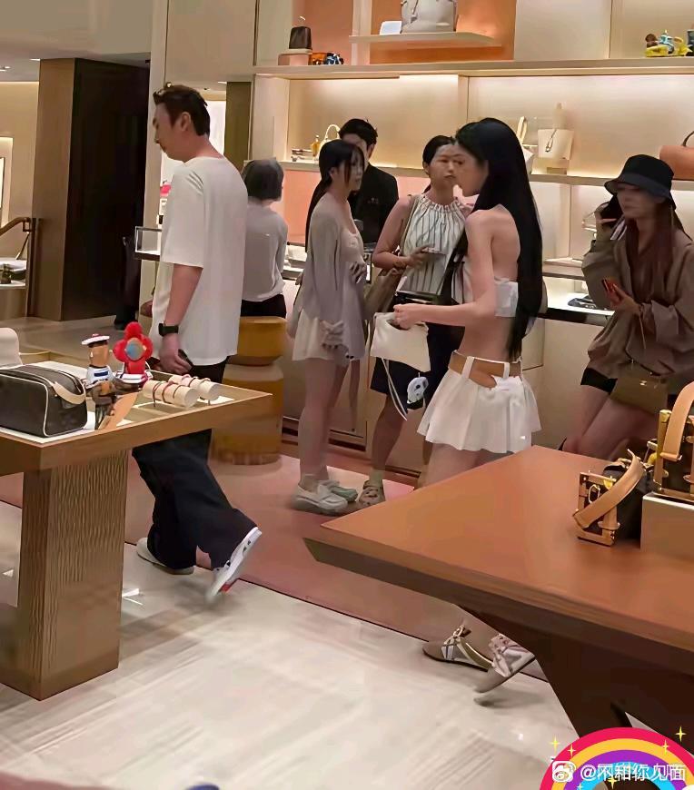 王思聪再度被偶遇，身边女伴又换新人我刷到这张偶遇图瞬间感慨，王思聪这人真的很有话