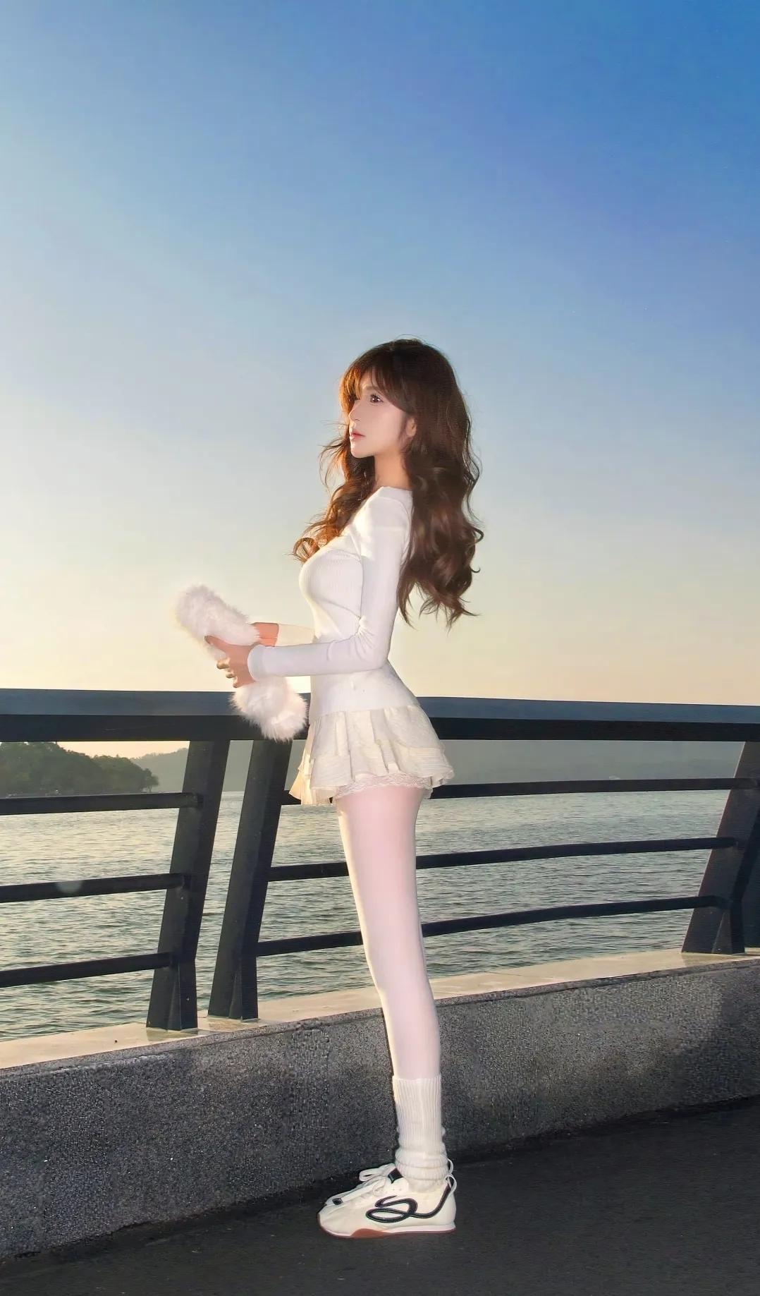 海边漫步，温柔少女与海风相伴今日分享随手拍照片海边漫步照海边元气少女海边随