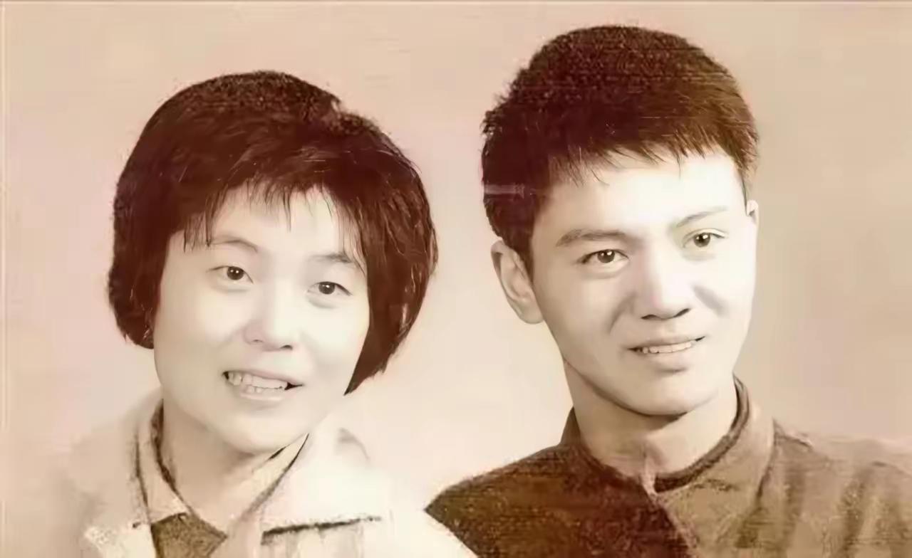 1971年的东北，寒风凛冽，冰雪封天。黑龙江逊克县下套子屯的少女程玉凤，被亲生父