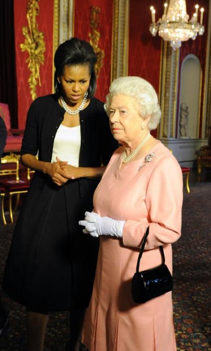 米歇尔表示自己把头发拉直是为了符合白人审美，梅根作为女王的黑人孙媳妇，她原本也是