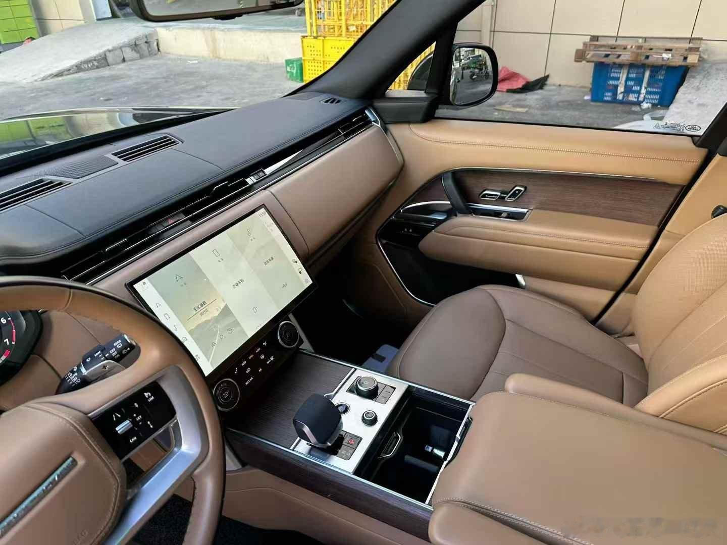 路虎揽胜创世加长版，23年行驶67000公里，黑车贴绿色，改色膜，全程4s养护