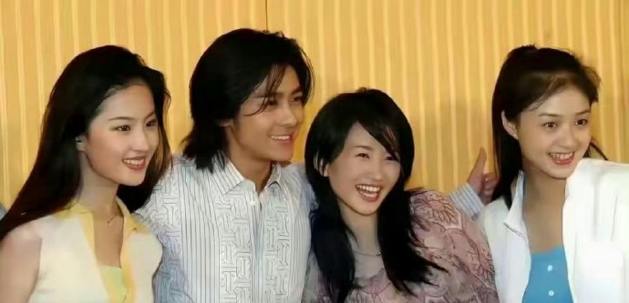 拍这些照片时蒋欣19岁，刘亦菲15岁，简直像出水芙蓉一样美