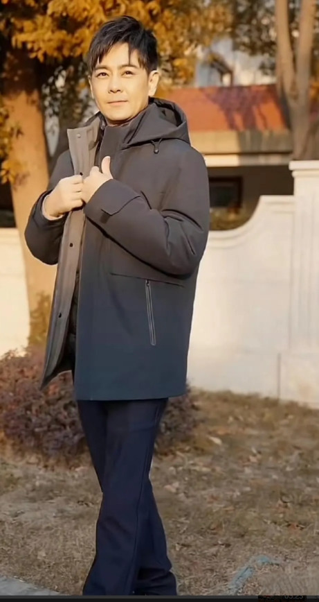 活久见，林志颖终于老了!图中的他身着中老年服装，才更符合他的年龄嘛!毕竟已