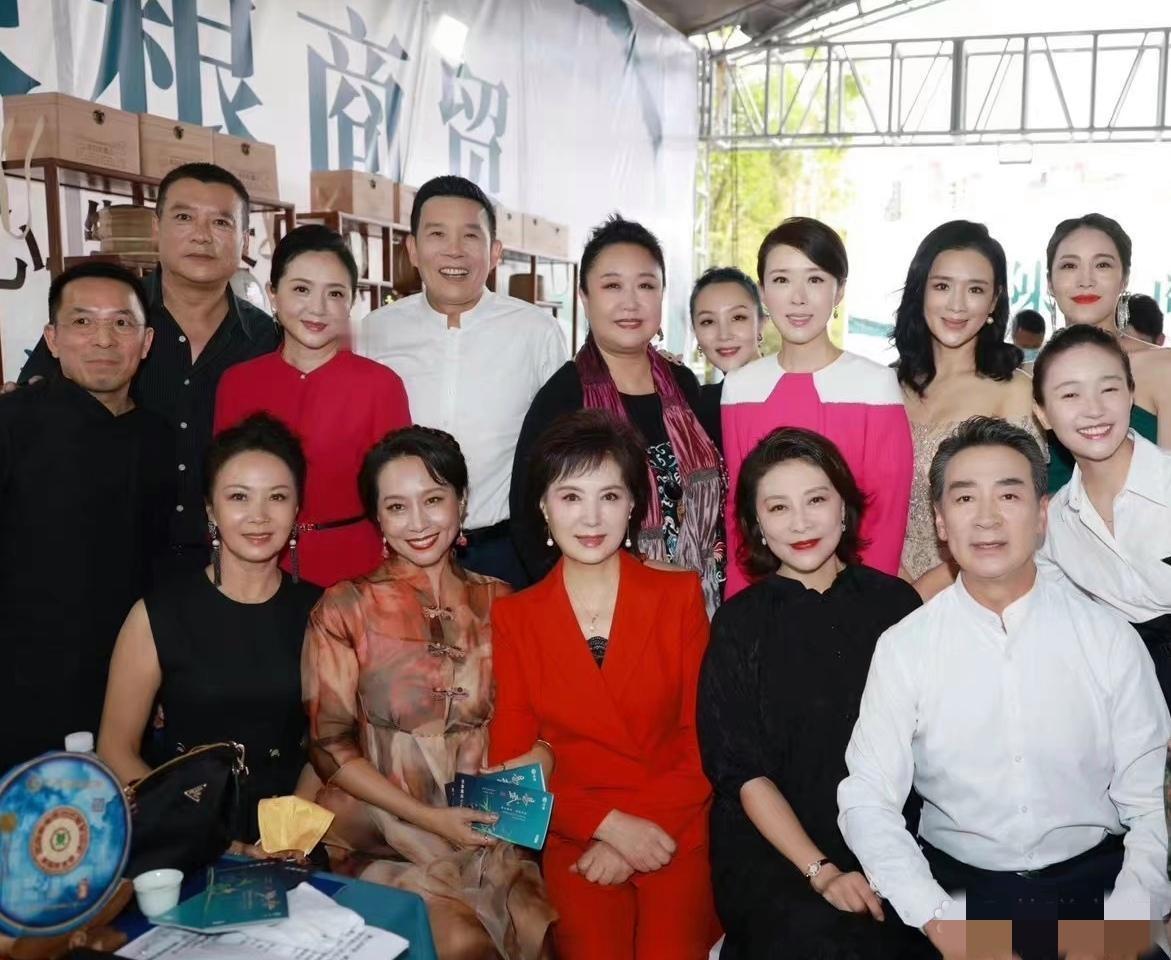 15位名星合照：我只认出了前排穿白衬衫的寇振海、焦俊艳；一袭红衣的温玉娟、陶慧敏