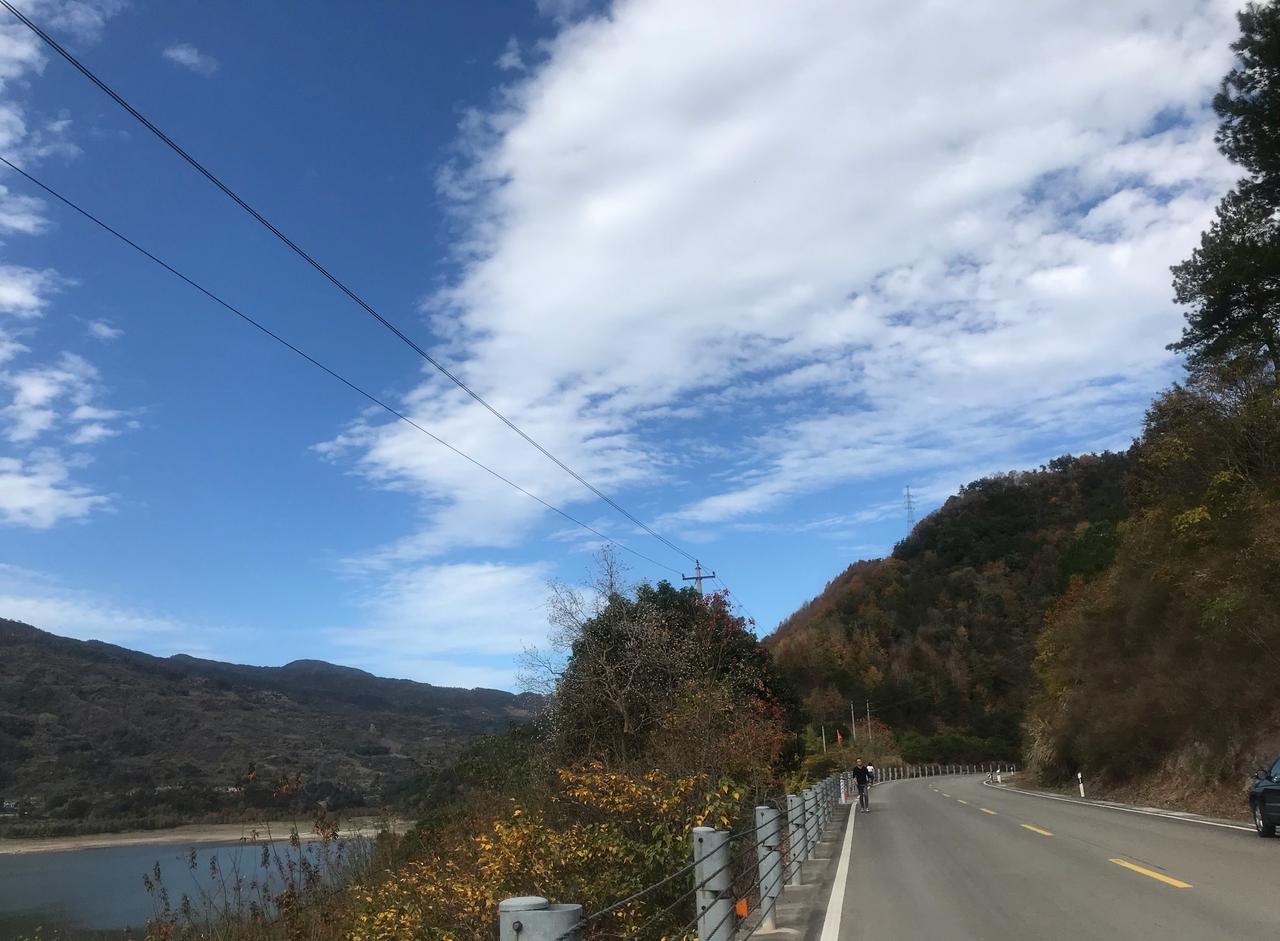 0元玩转这座城四明山的秋色，有层林尽染的红叶，银杏和彬林。最佳观赏期十月下旬到1