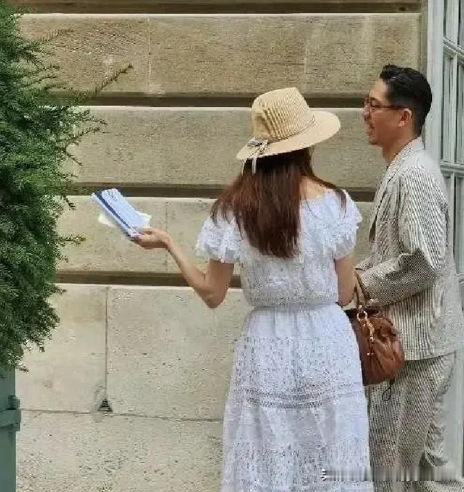 别再说林志玲“嫁错人”了。刚在巴黎凡尔赛宫被粉丝偶遇。她看展，他拍照。没有