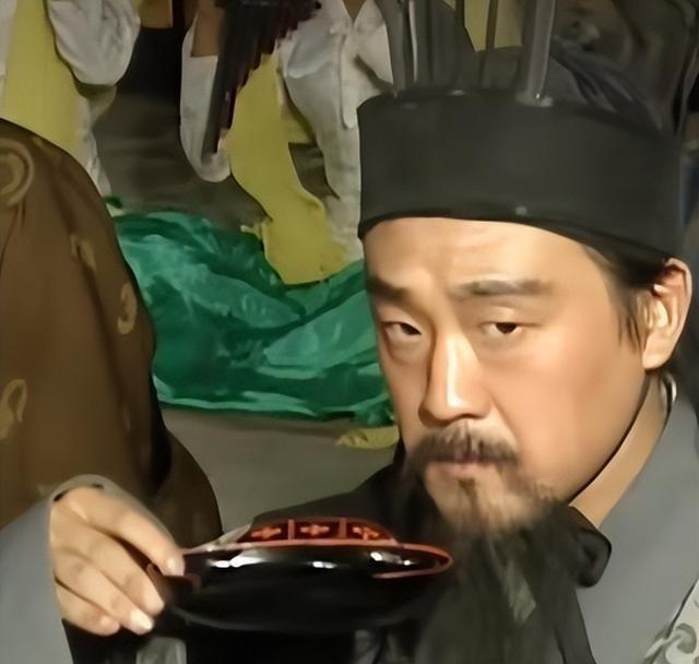 253年10月，东吴权臣诸葛恪奉诏入宫赴宴。为了防止被下毒，他谢绝了御赐的酒水，