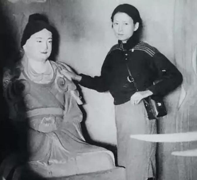 1937年6月，山西五台山，林徽因趴在佛光寺大殿的木梁上，借着手电筒的微光，一寸