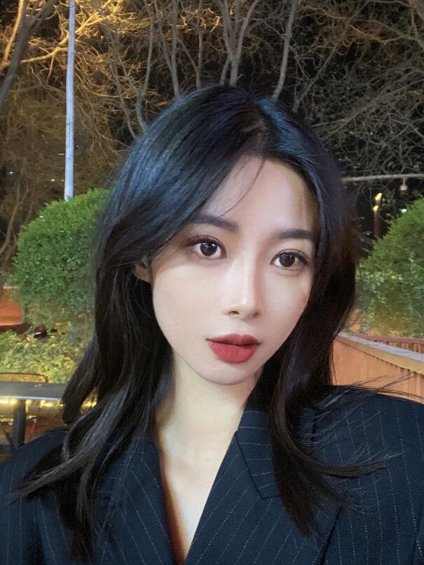 健身女孩的皮肤护理