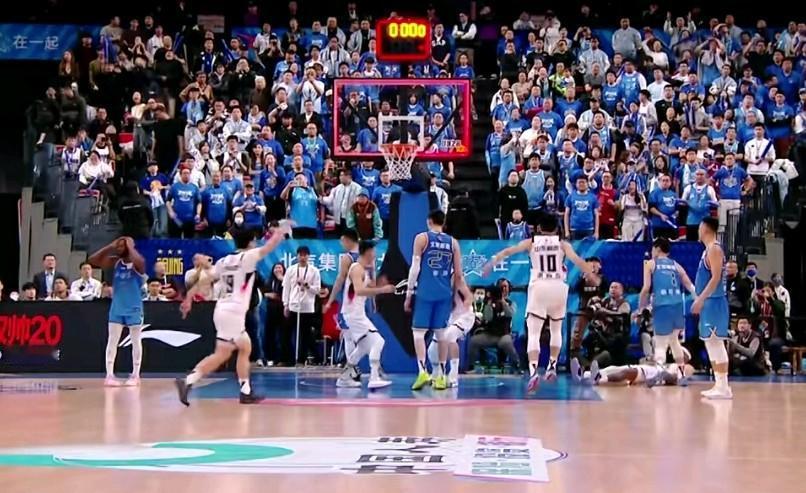 北京输的一点都不冤！！！离谱：珀塞尔轻松完成压哨绝杀，赛后山东主帅被采访的时