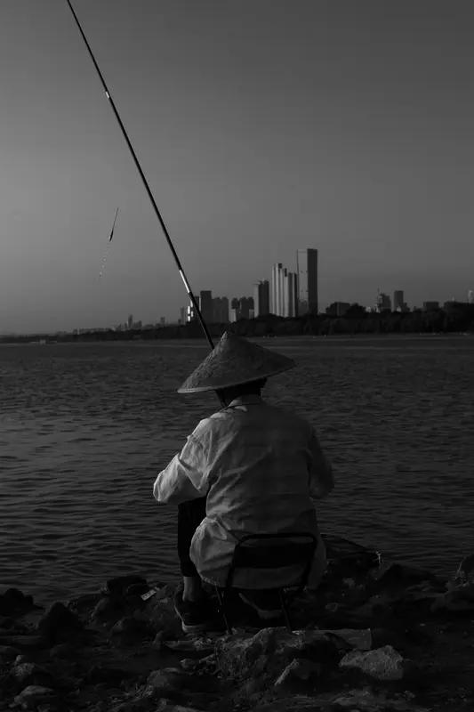 专业打捞队看了想辞职！长沙小伙钓鱼钓上