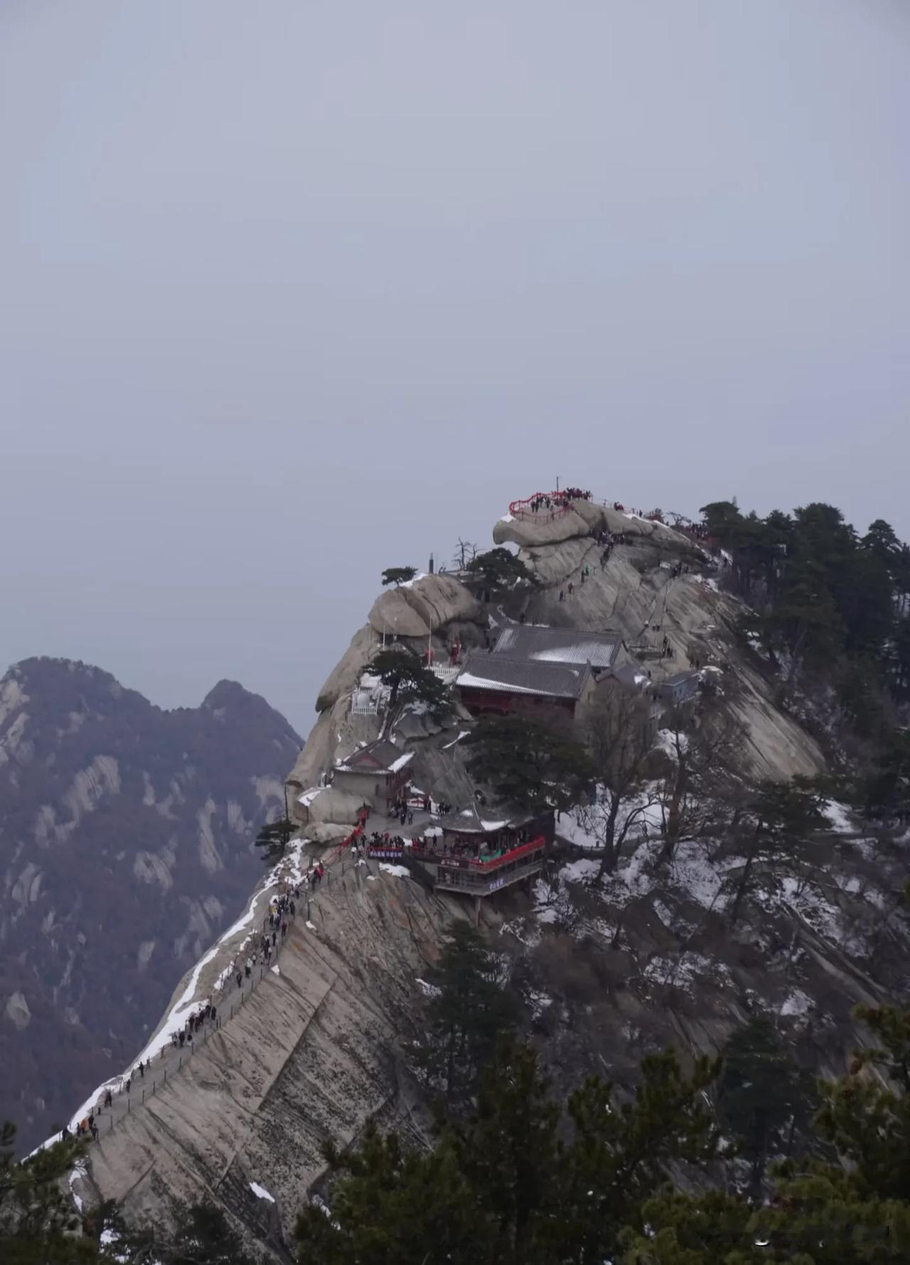 华山之行：西上北下的六小时奇妙之旅我和同伴选择了华山经典的西上北下路线。中午