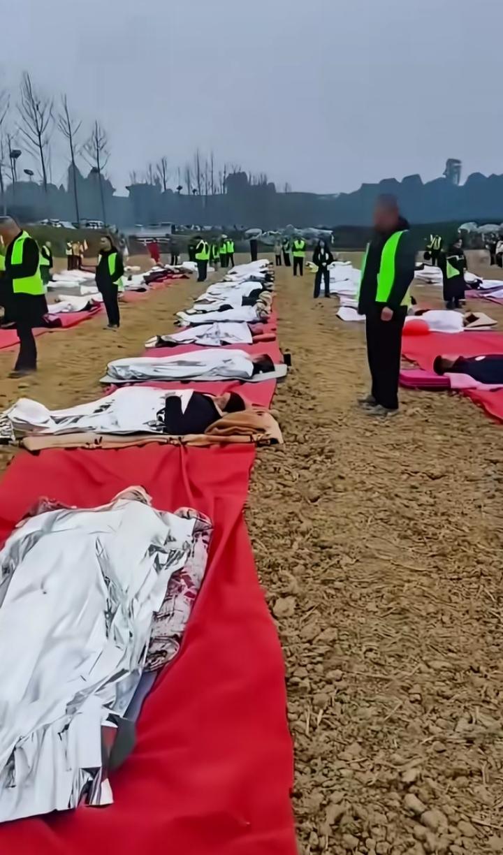 笑不活了！成都蒲江这躺平大赛也太接地气了吧！一群人搁那比谁躺得久，主打一个佛系摆