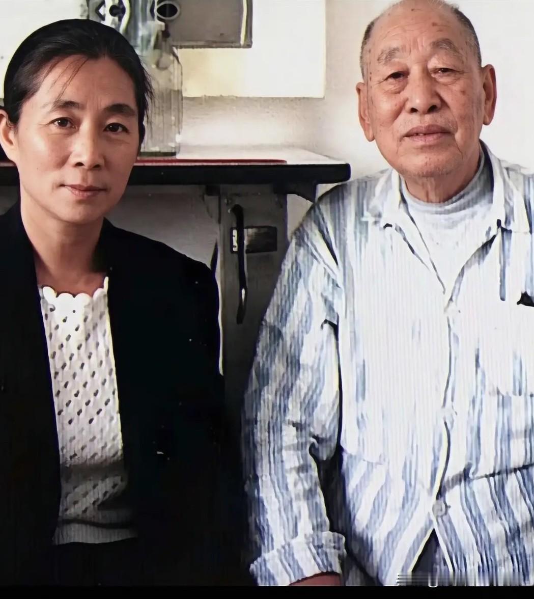 上世纪90年代，林豆豆与病重的董科生，在北京中日友好医院的一张珍贵合影。董科生曾