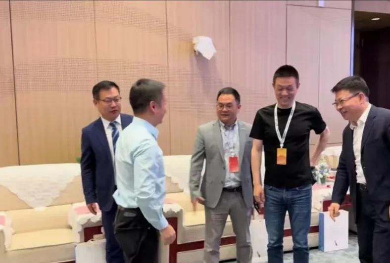 不知道雷军是否后悔造车？看到这个场面，还是挺感慨的。几家欢喜几家愁。很多车企