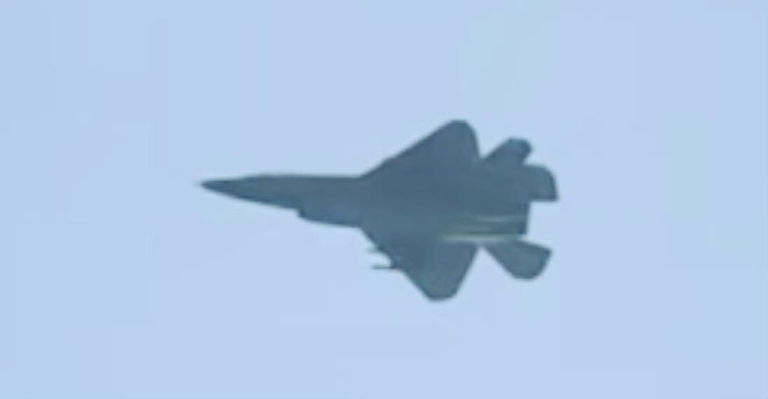 疑似歼-35A隐身战机外挂导弹飞行照据以前官泄的绿皮图，歼35A翼下有4个外挂